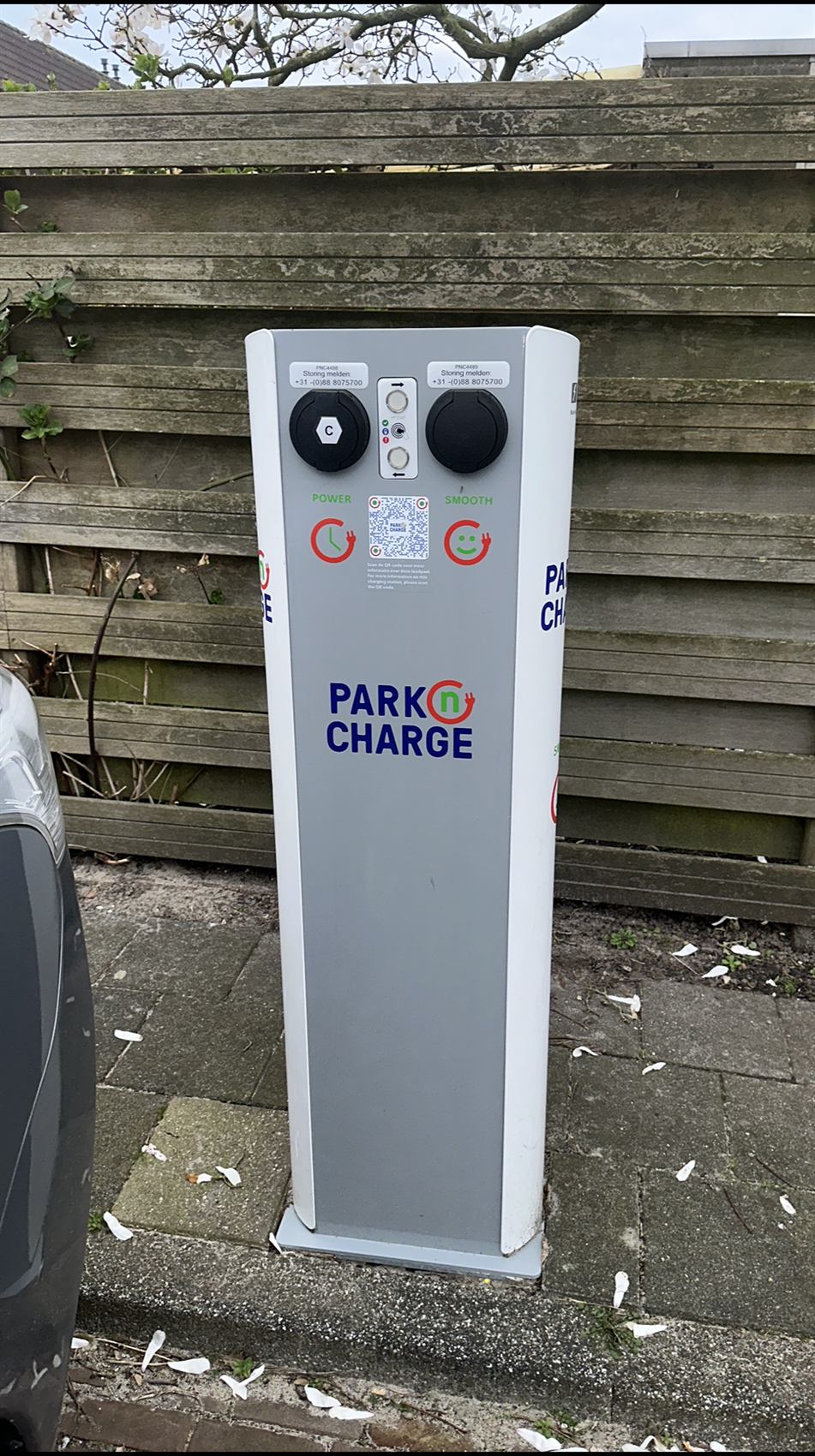 Afgewerkte laadpaal op locatie