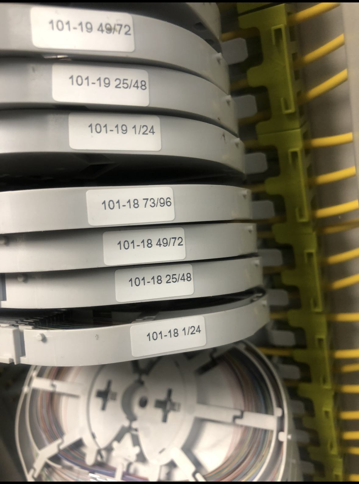 Geleide glasvezelkabels in module