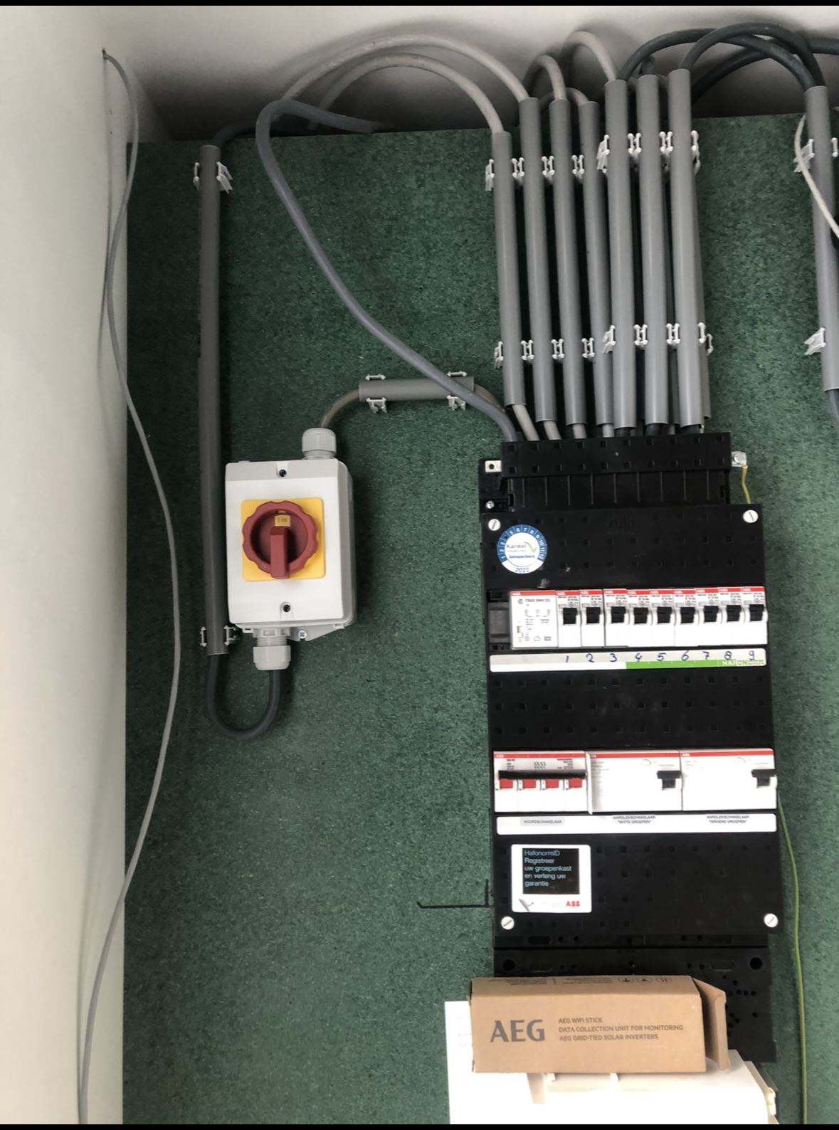 Net afgewerkte modem en meterkastinstallatie