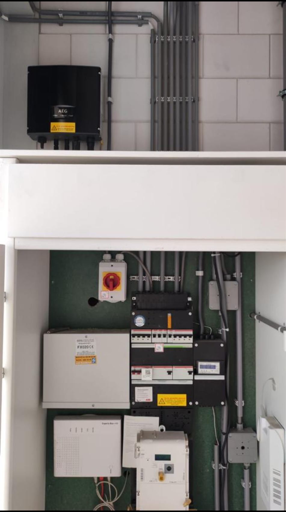 AEG omvormer en energiekast in technische ruimte