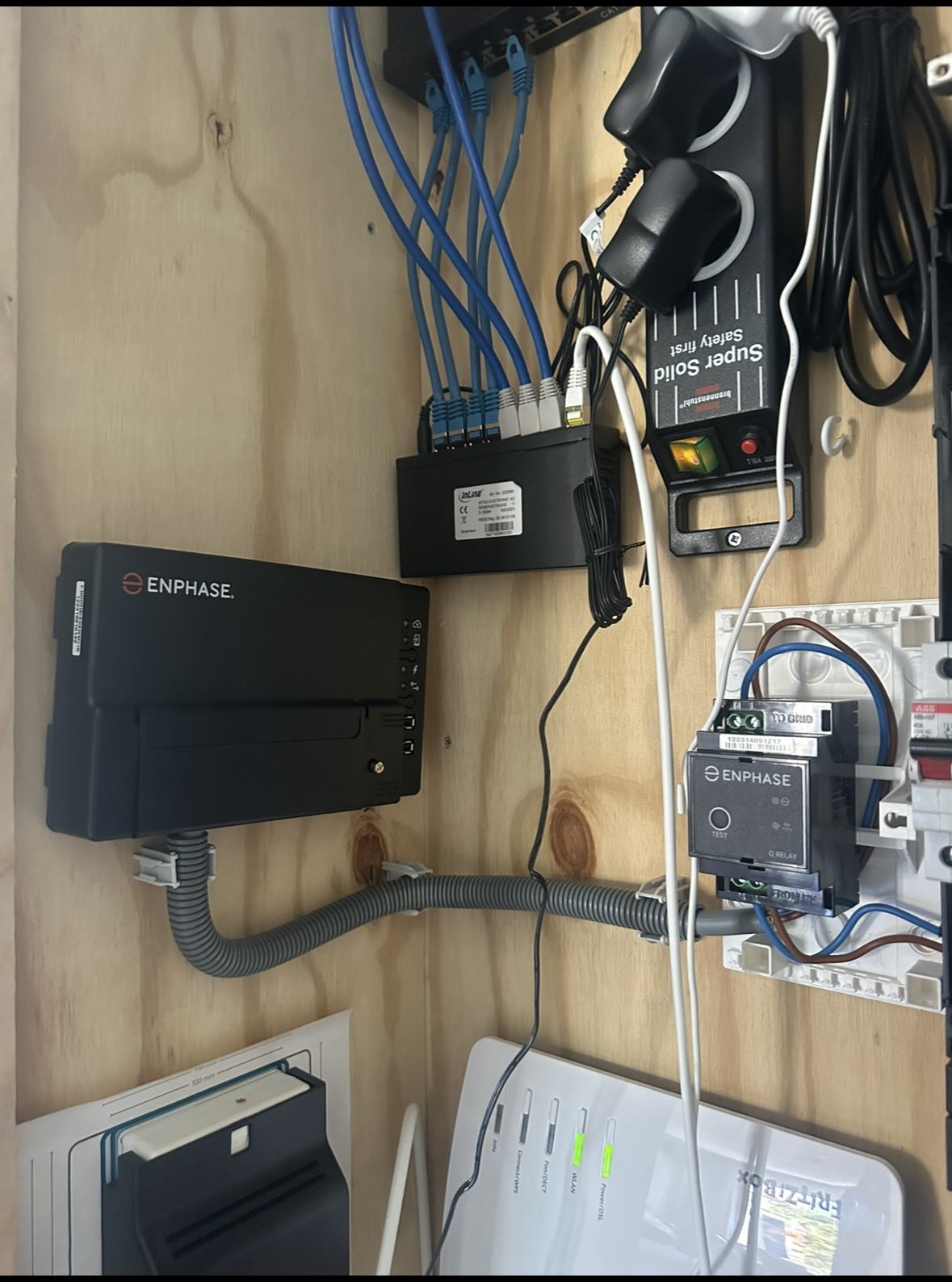 Omvormerinstallatie met extra regelkast