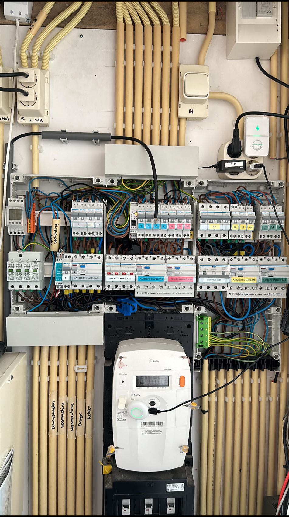 Open energiekast met bekabeling en componenten