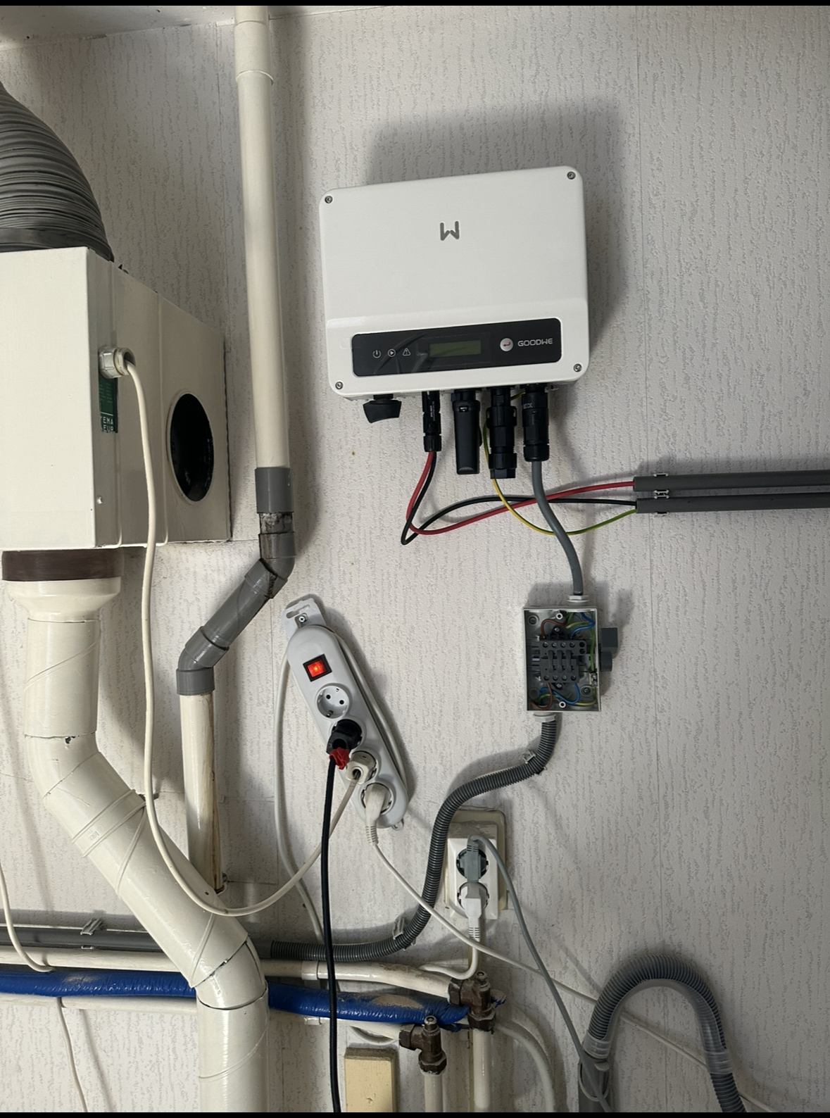 Omvormer en meterkast tijdens servicewerk