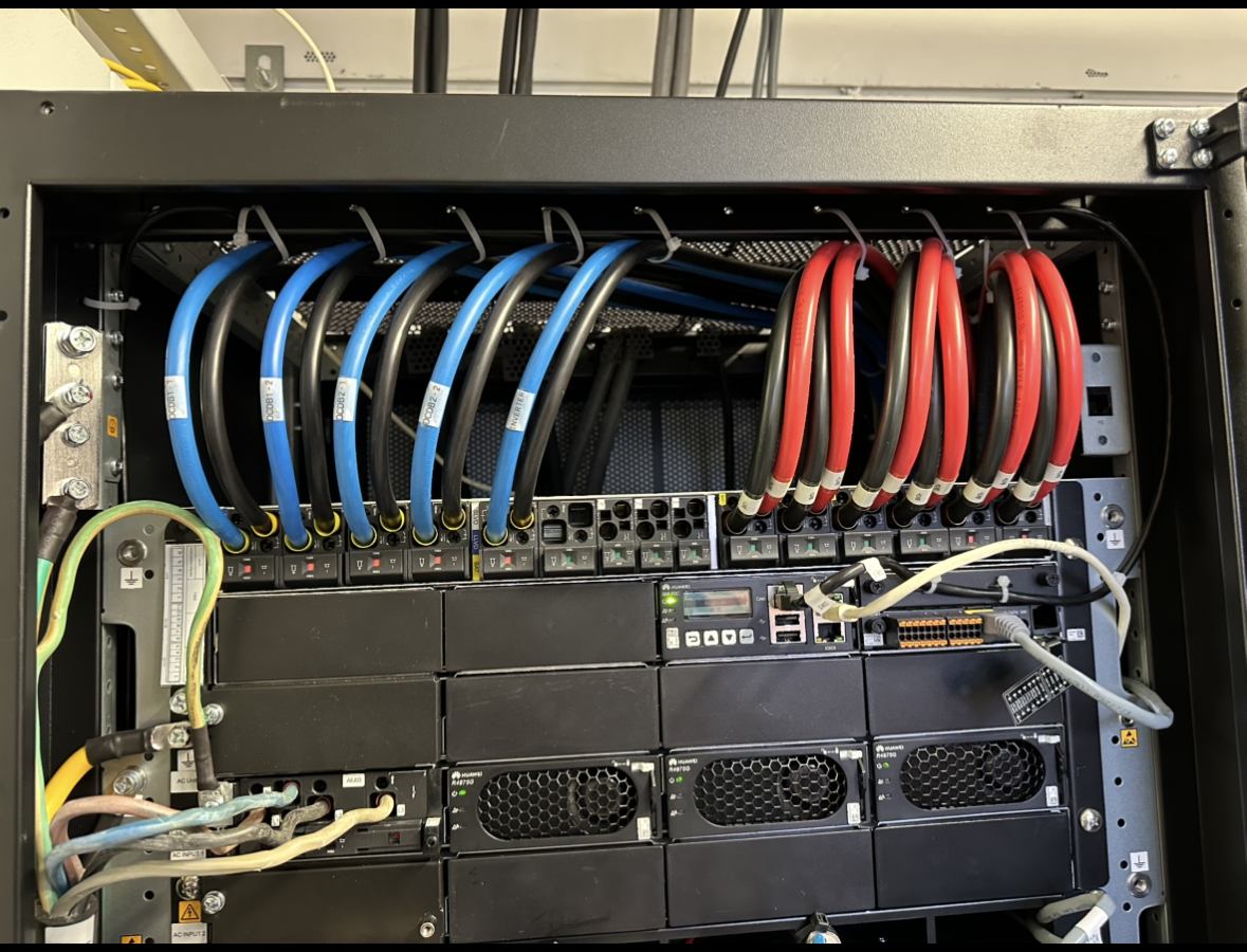 Switch en patchkabels in rack